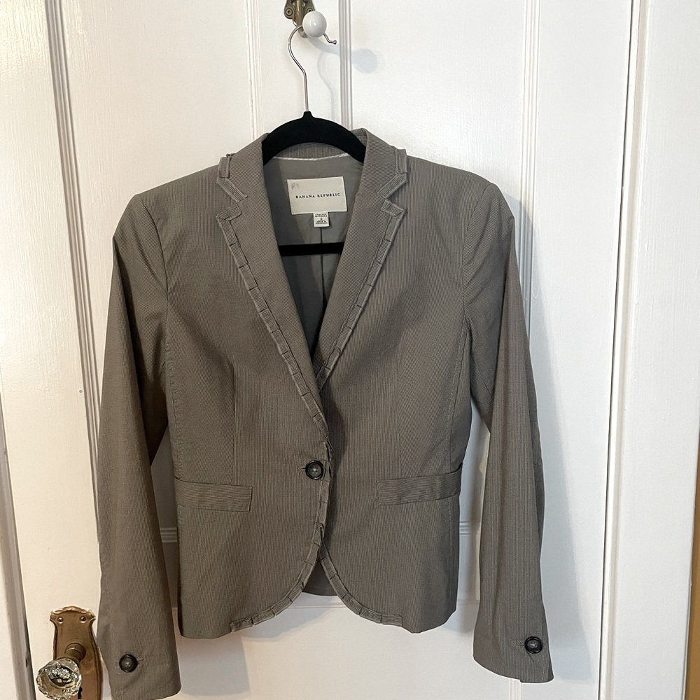 SALE! Banana Republic women’s blazer, grey, fitted, cotton. Size 2. - Picture 2 of 9